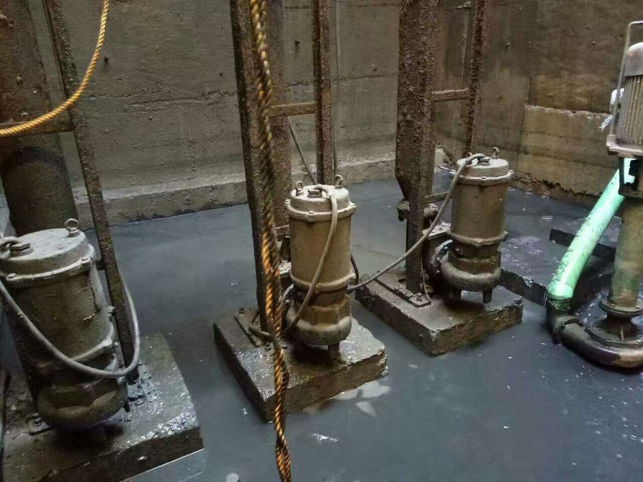 叉河镇污水池清理